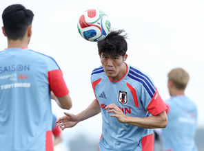 練習する冨安　Ｗ杯サッカー