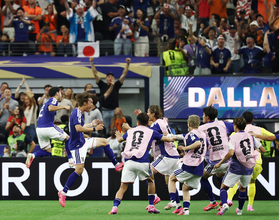 ２点目を喜ぶ小川ら　Ｗ杯サッカー