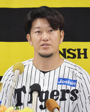 阪神の岩貞投手が引退会見　プロ野球