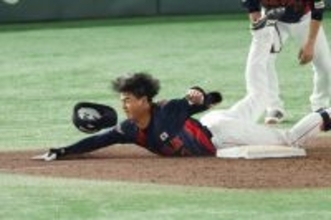 一塁に滑り込む西川　野球