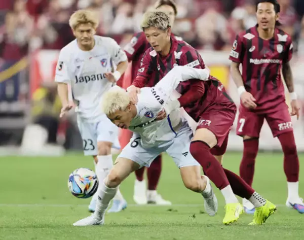 競り合う小松と江川　Ｊリーグ