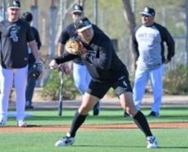 守備練習する村上　大リーグ