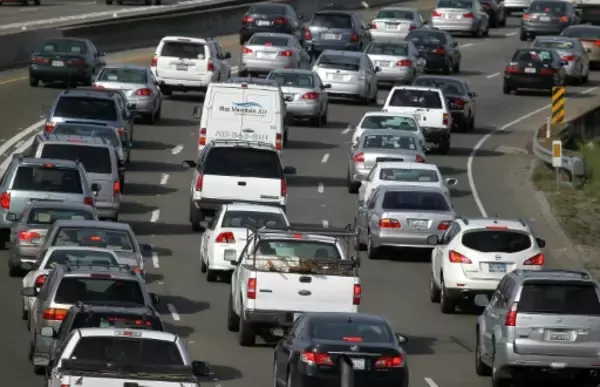 米加州警察、ダミー人形載せて相乗り車両専用レーン走行したドライバーを摘発