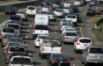 米加州警察、ダミー人形載せて相乗り車両専用レーン走行したドライバーを摘発