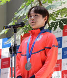 「報告会であいさつする鍵山　フィギュア」の画像1