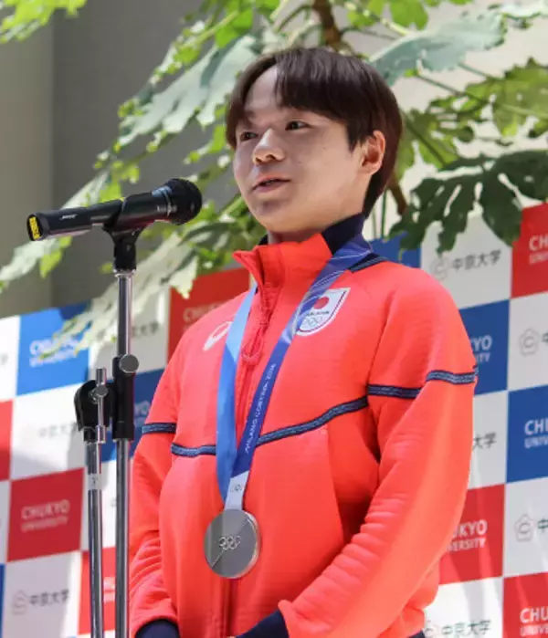 報告会であいさつする鍵山　フィギュア