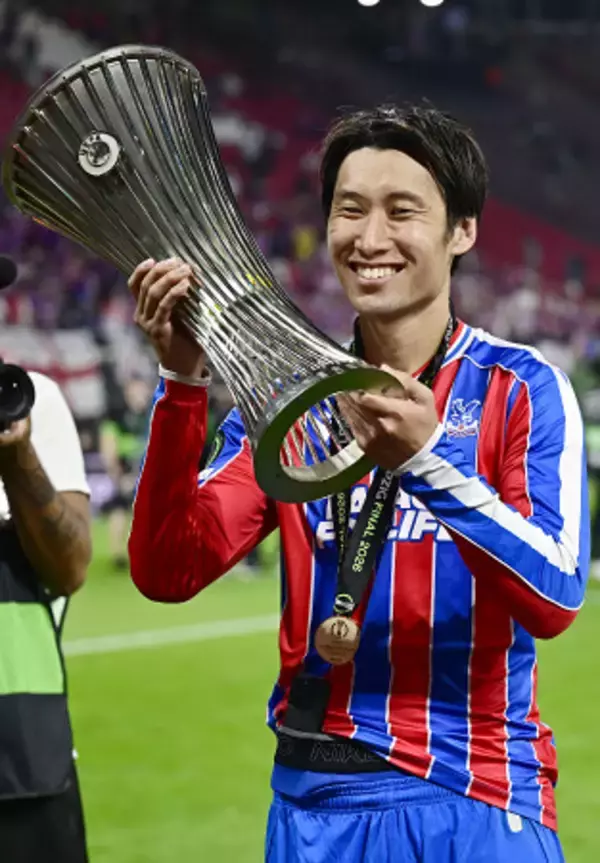 初優勝を喜ぶクリスタルパレスの鎌田