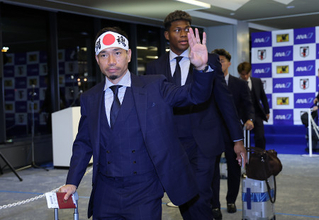 鉢巻き姿の長友　サッカー日本代表