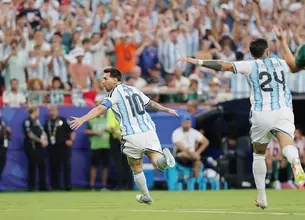 走りだすメッシ　Ｗ杯サッカー