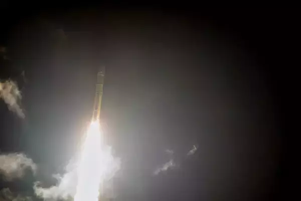 上昇するＨ３ロケット９号機