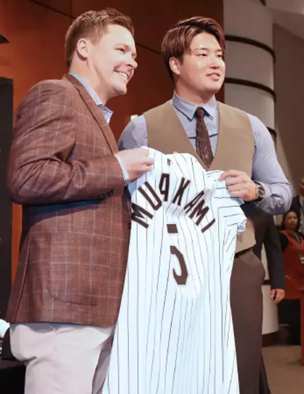 ユニホームを披露する村上　大リーグ