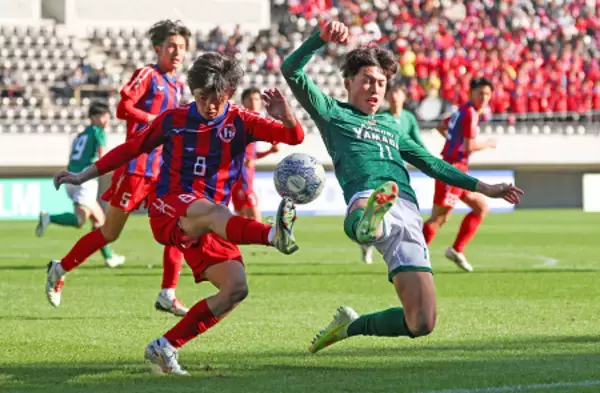 競り合う桑原と児島　高校サッカー