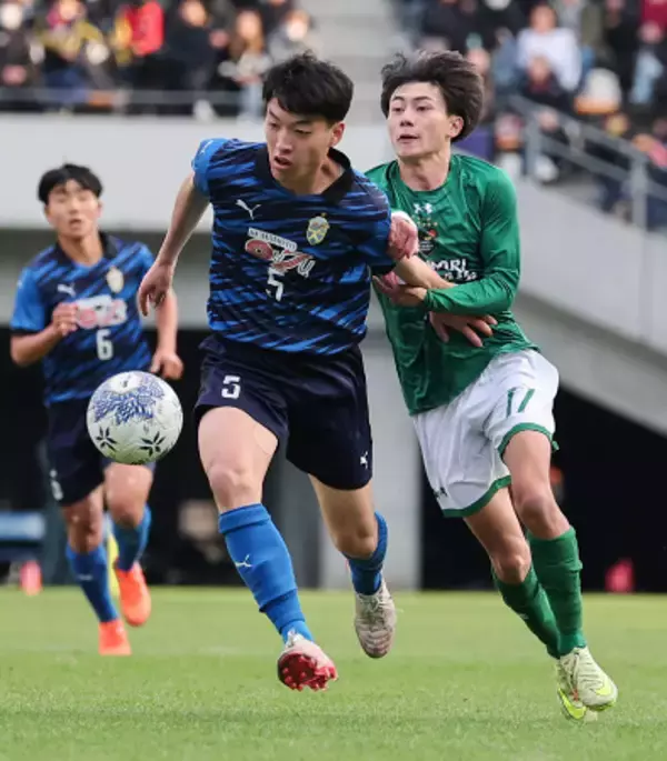 競り合う大津の村上慶　高校サッカー