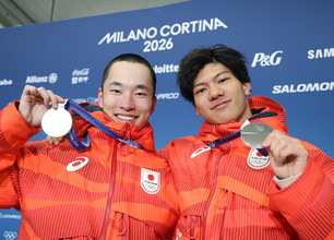 撮影に応じる木村と木俣　五輪