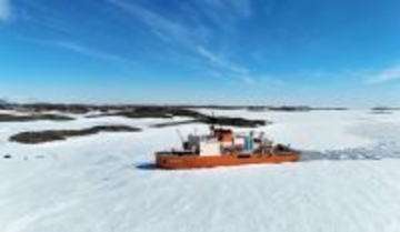 しらせ、昭和基地に接岸