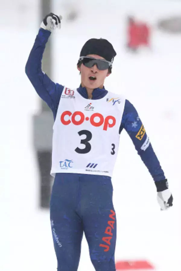 ガッツポーズする川除