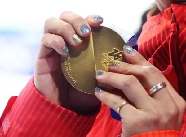 金メダルを手にする戸塚　五輪