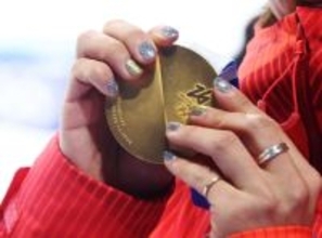 金メダルを手にする戸塚　五輪