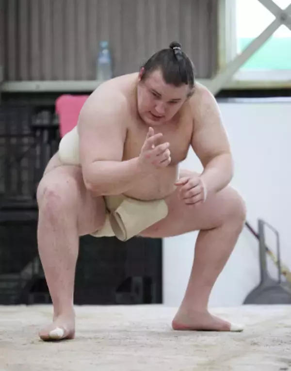 安青錦、基礎運動で汗