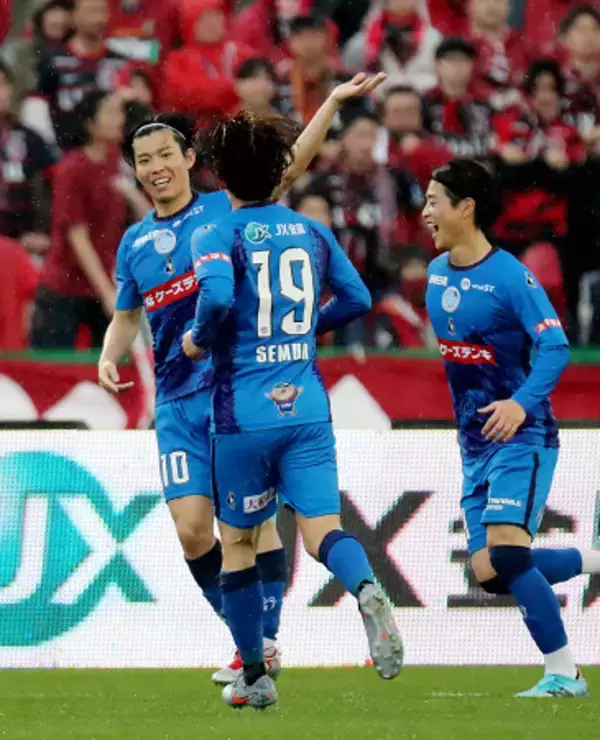 先制ゴールを喜ぶ渡辺　Ｊリーグ