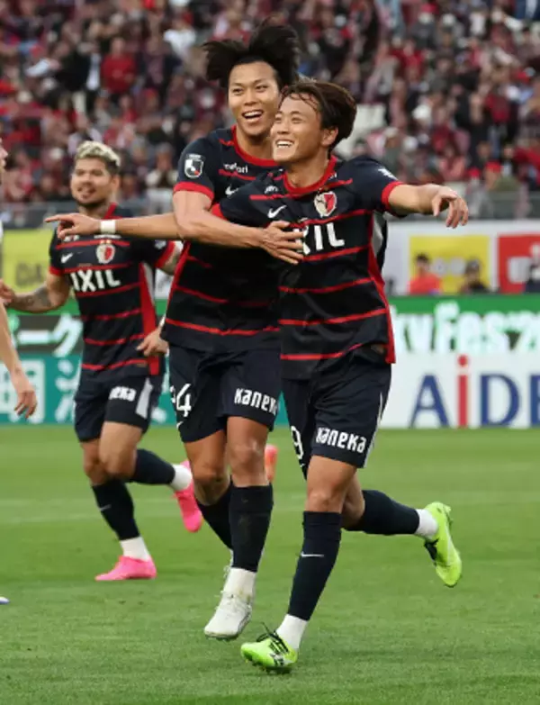 喜ぶ師岡　Ｊリーグ