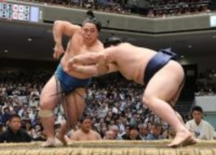 攻める琴栄峰