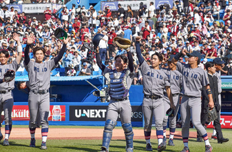 喜ぶ慶大の選手たち　東京六大学野球