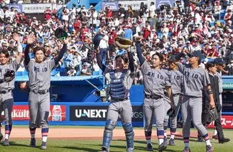 喜ぶ慶大の選手たち　東京六大学野球