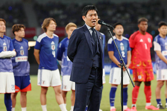 あいさつする森保監督　サッカー