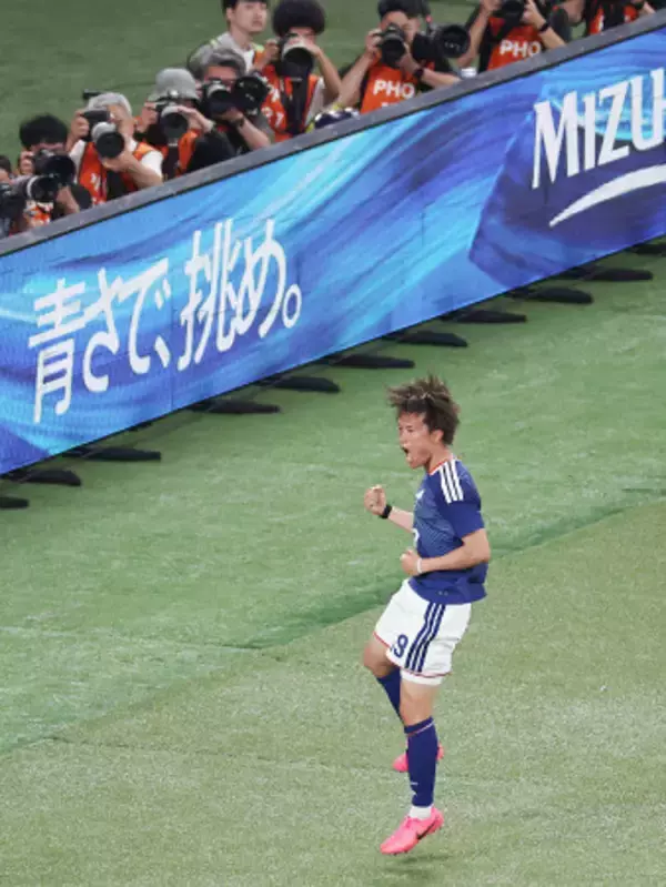 喜ぶ小川　サッカー
