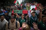 「Ｗ杯開催まであとわずか メキシコ市で世界最大の「ウェーブ」に挑戦」の画像1