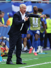 指示を出すデシャン監督　Ｗ杯サッカー