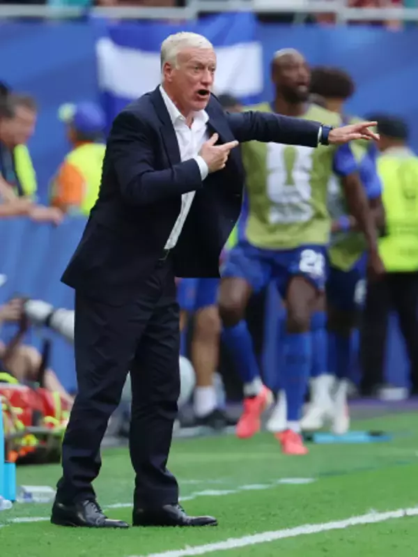 指示を出すデシャン監督　Ｗ杯サッカー
