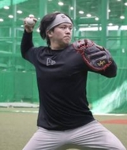 キャッチボールする伏見　プロ野球