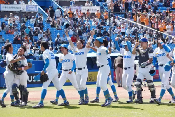 喜ぶ東大の選手　野球