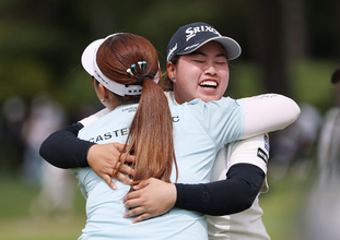 優勝を喜ぶ入谷　女子ゴルフ