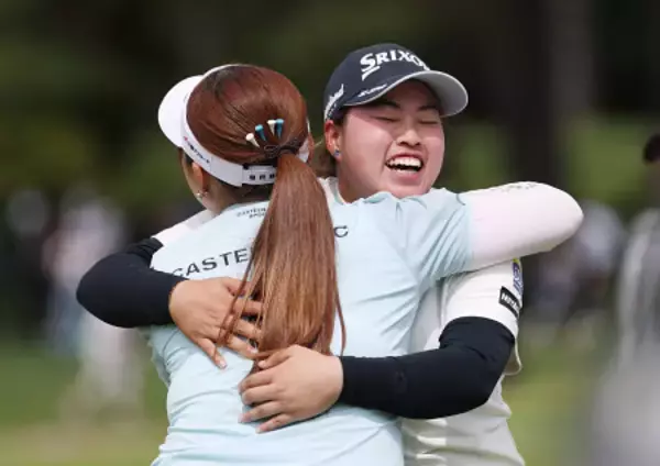 優勝を喜ぶ入谷　女子ゴルフ