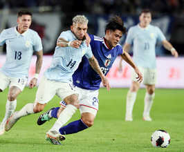 競り合う佐野海　サッカー