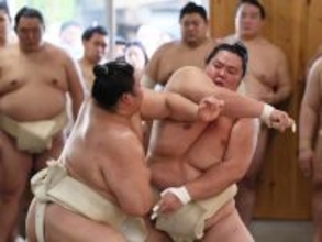 汗を流す琴桜　大相撲