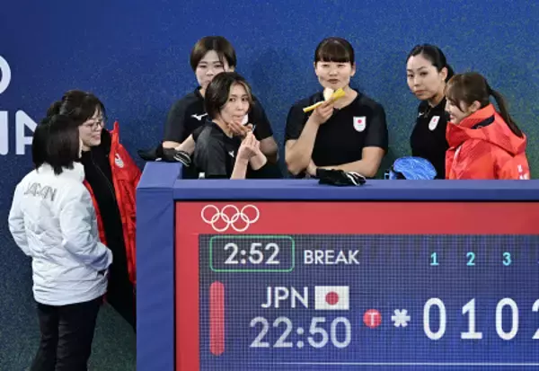 軽食を取る日本チーム　五輪