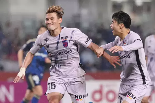 「喜ぶ佐藤恵　Ｊリーグ」の画像