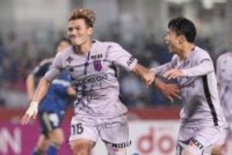 喜ぶ佐藤恵　Ｊリーグ