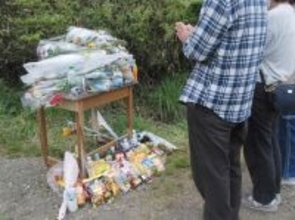 男児悼み、現場訪問後絶たず