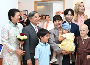 両陛下、小児がんセンター訪問