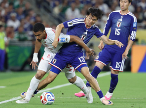 競り合う中村とバレリ　Ｗ杯サッカー