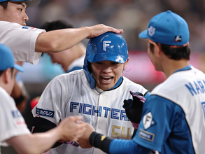 祝福される田宮　プロ野球