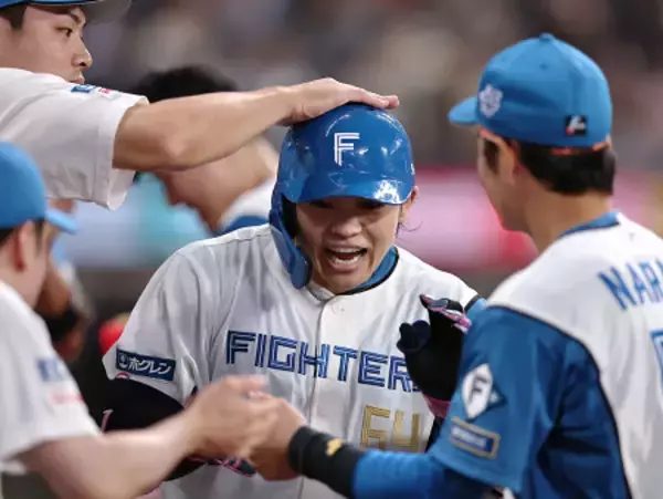 祝福される田宮　プロ野球