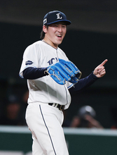 喜ぶ隅田　プロ野球