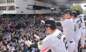 手を振る阪神の佐藤輝ら　プロ野球