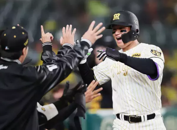 ベンチ前で迎えられる森下　プロ野球